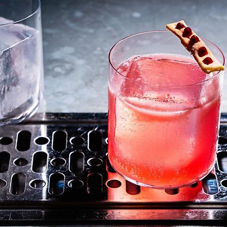 Riggs Washington Dc Hotel Bagian luar foto A Pink Lady