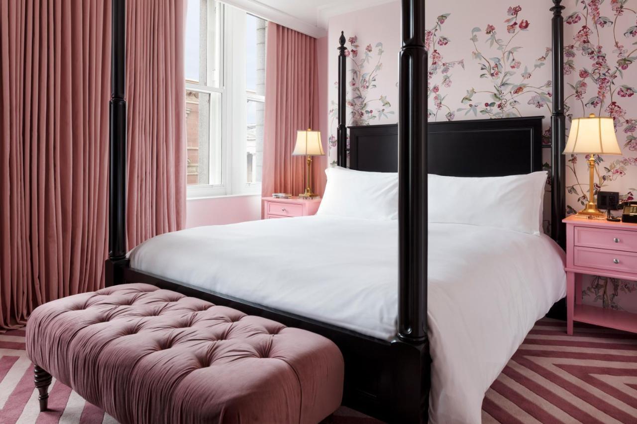 Riggs Washington Dc Hotel Bagian luar foto A bedroom at The Carlyle